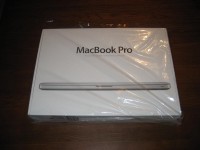 macbook pro 17 unibody unbox 12 200x150 - Les MacBook Pro 17&quot; Unibody commencent à arriver