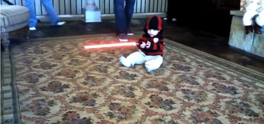 bebe sabre laser 520x245 - Bébé avec un sabre laser terrorise la famille!