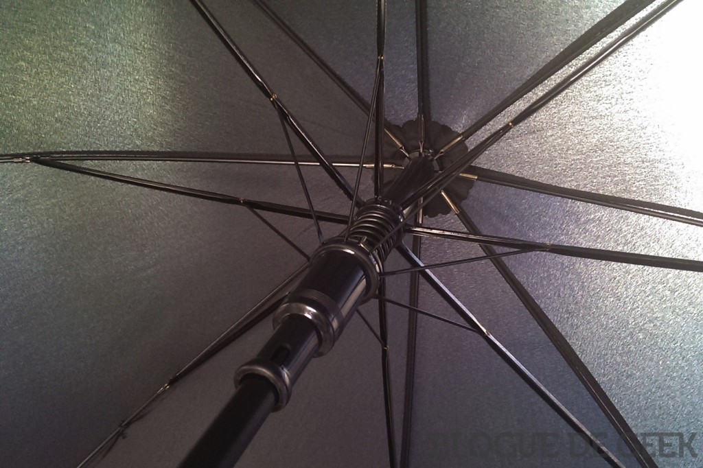 thinkgeek parapluie katana 08 1024x682 - Parapluie à manche de Katana [Test]